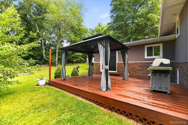 423 Sunset, White Lake Charter Township, MI 48383