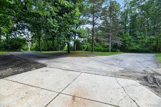 423 Sunset, White Lake Charter Township, MI 48383