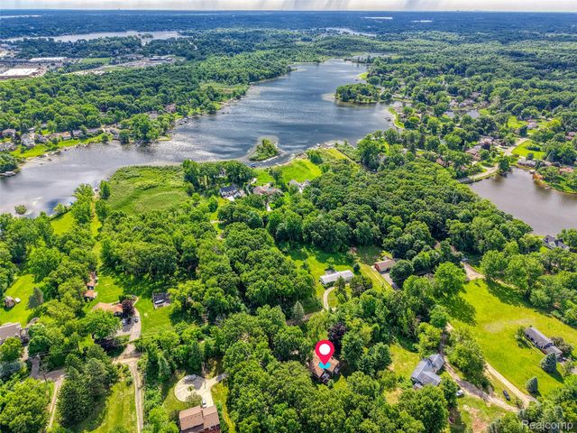 423 Sunset, White Lake Charter Township, MI 48383