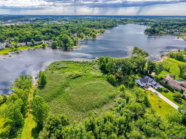 423 Sunset, White Lake Charter Township, MI 48383