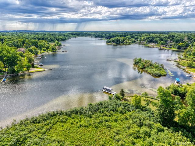 423 Sunset, White Lake Charter Township, MI 48383