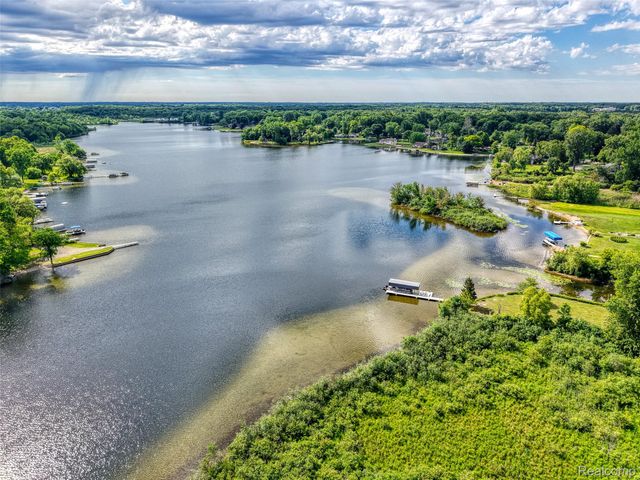 423 Sunset, White Lake Charter Township, MI 48383