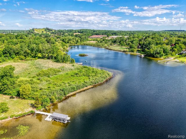 423 Sunset, White Lake Charter Township, MI 48383