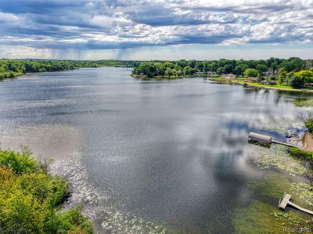 423 Sunset, White Lake Charter Township, MI 48383