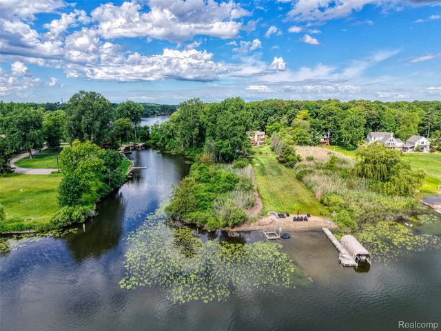 423 Sunset, White Lake Charter Township, MI 48383