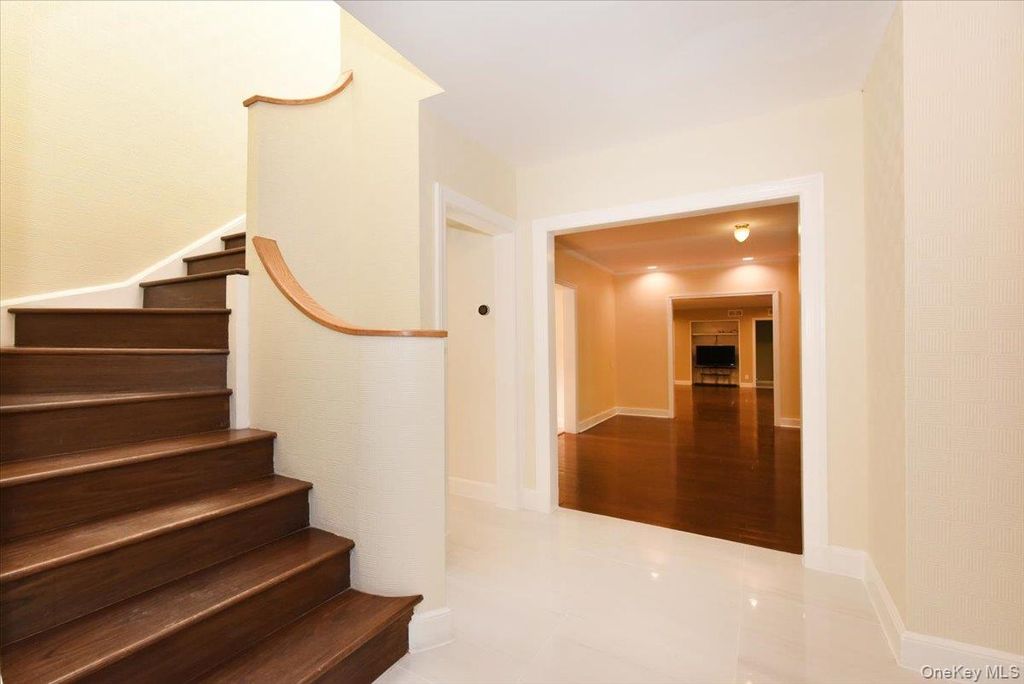 9 Dorset Road, Great Neck, NY 11020 — photo 4