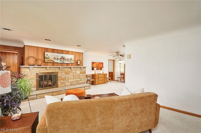 639 N Azalea Boulevard, Barberton, OH 44203