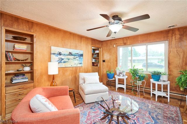 639 N Azalea Boulevard, Barberton, OH 44203