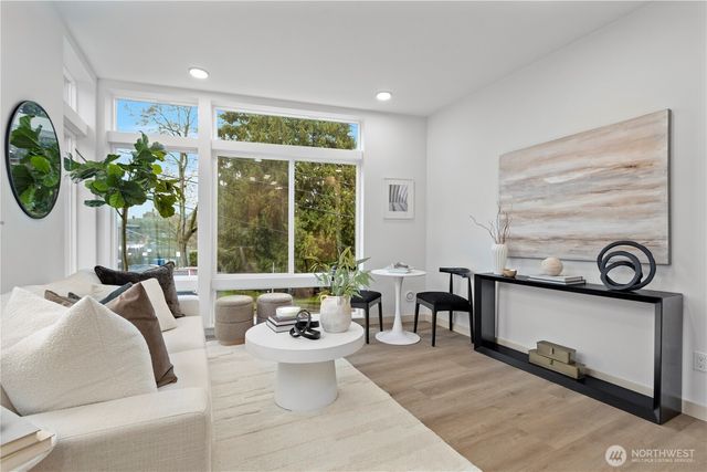 724 N 36th Street, Seattle, WA 98103