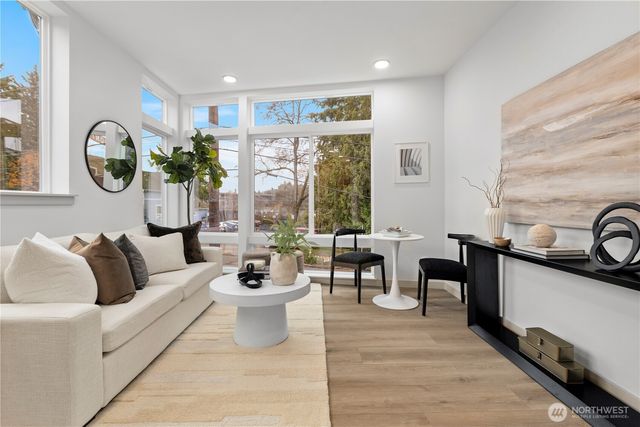 724 N 36th Street, Seattle, WA 98103