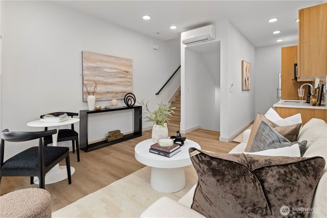 724 N 36th Street, Seattle, WA 98103