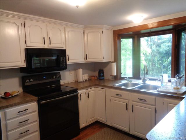 7 Holm Run, Pawling, NY 12564