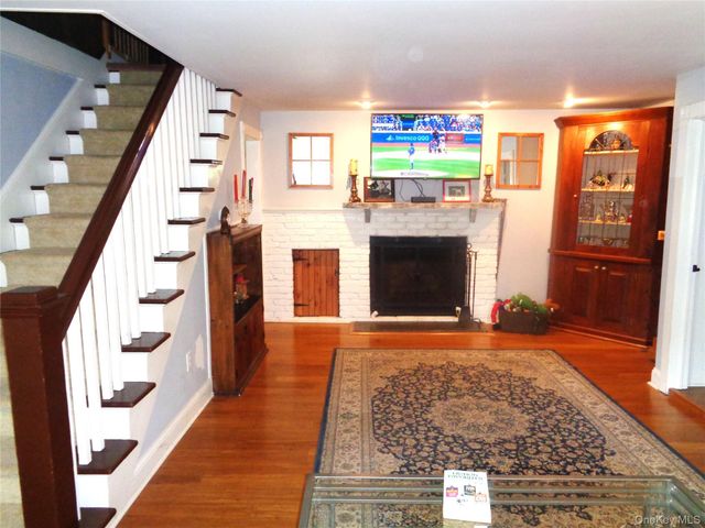 7 Holm Run, Pawling, NY 12564