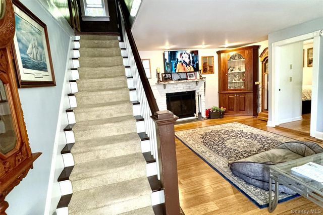 7 Holm Run, Pawling, NY 12564
