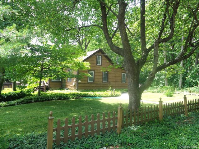 7 Holm Run, Pawling, NY 12564