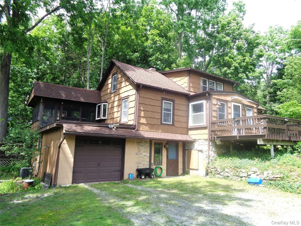 7 Holm Run, Pawling, NY 12564