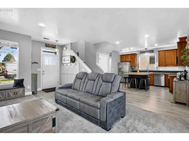 19135 VILLAGE Blvd, Sandy, OR 97055