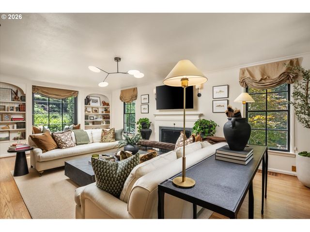 2700 Sw ENGLISH Ln, Portland, OR 97201