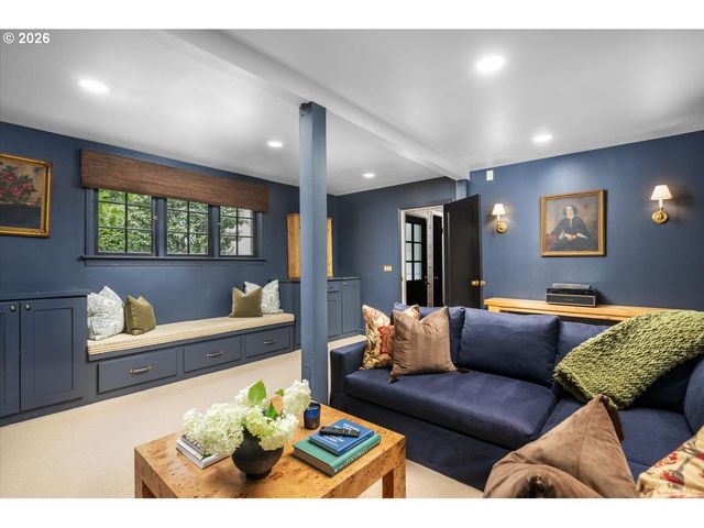2700 Sw ENGLISH Ln, Portland, OR 97201