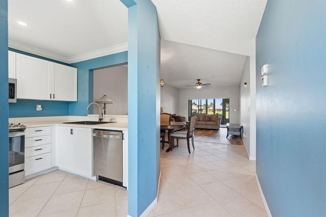 6901 SE Constitution Boulevard 102, Hobe Sound, FL 33455