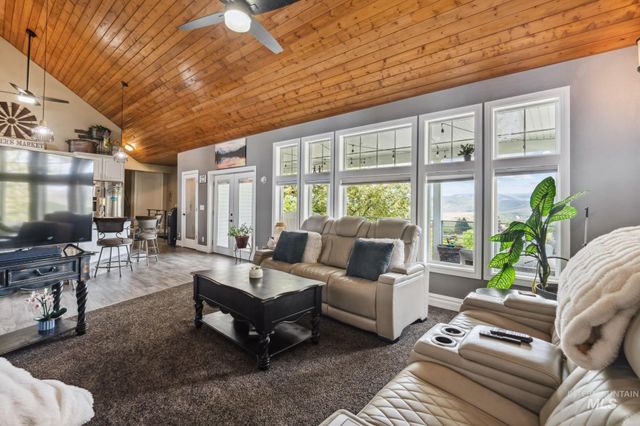 636 E Elaine, Inkom, ID 83245