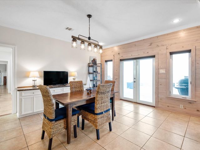 993 Sandy Court, La Porte, TX 77571