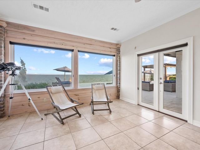 993 Sandy Court, La Porte, TX 77571