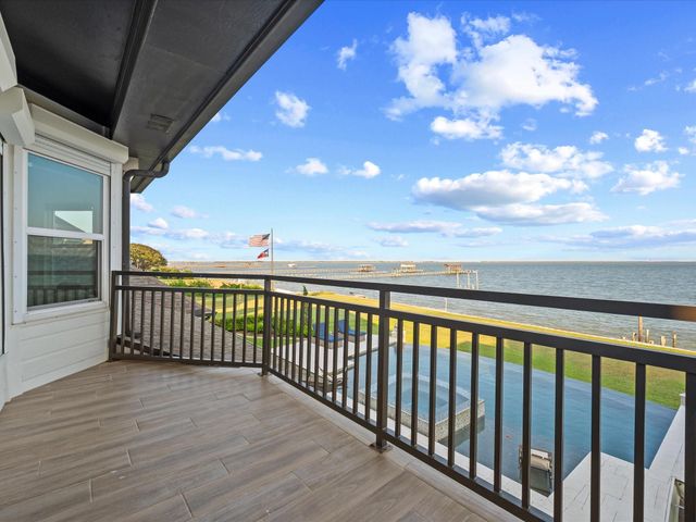 993 Sandy Court, La Porte, TX 77571