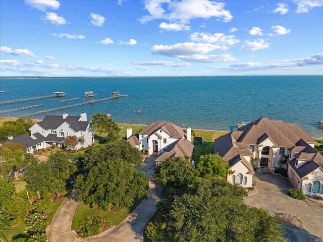 993 Sandy Court, La Porte, TX 77571