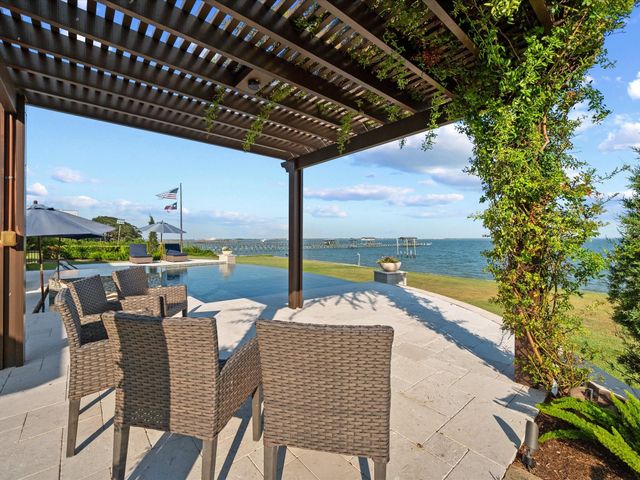 993 Sandy Court, La Porte, TX 77571