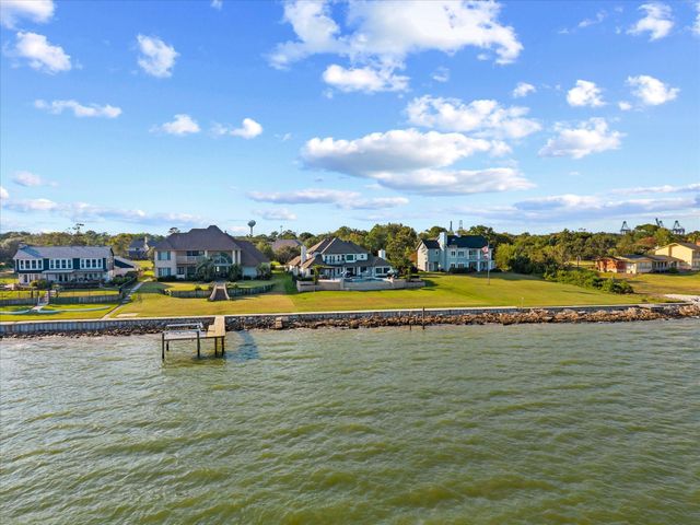 993 Sandy Court, La Porte, TX 77571