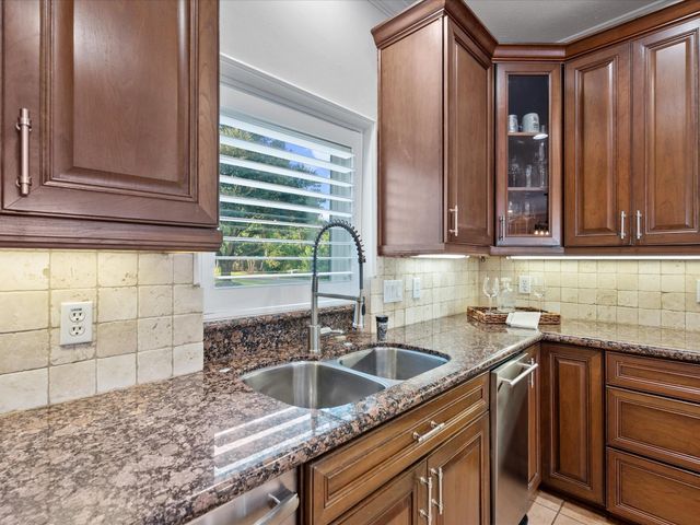993 Sandy Court, La Porte, TX 77571