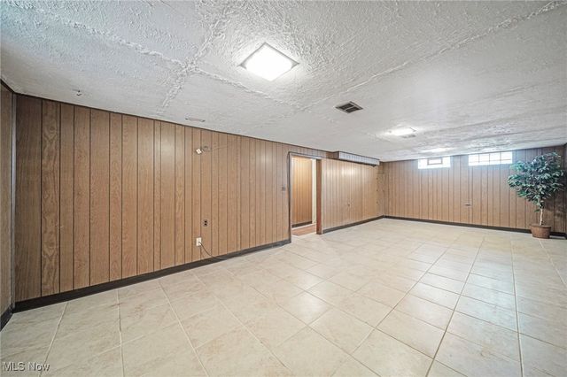 1199 Mayfield Ridge Road, Mayfield Heights, OH 44124