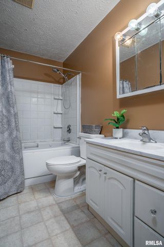 1312 EMERALD Drive, Davenport, IA 52804