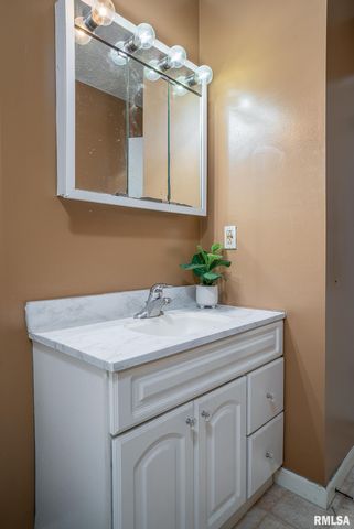 1312 EMERALD Drive, Davenport, IA 52804