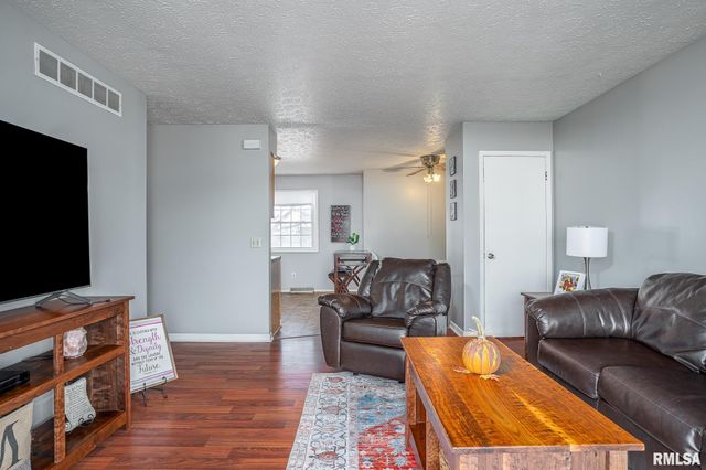 1312 EMERALD Drive, Davenport, IA 52804