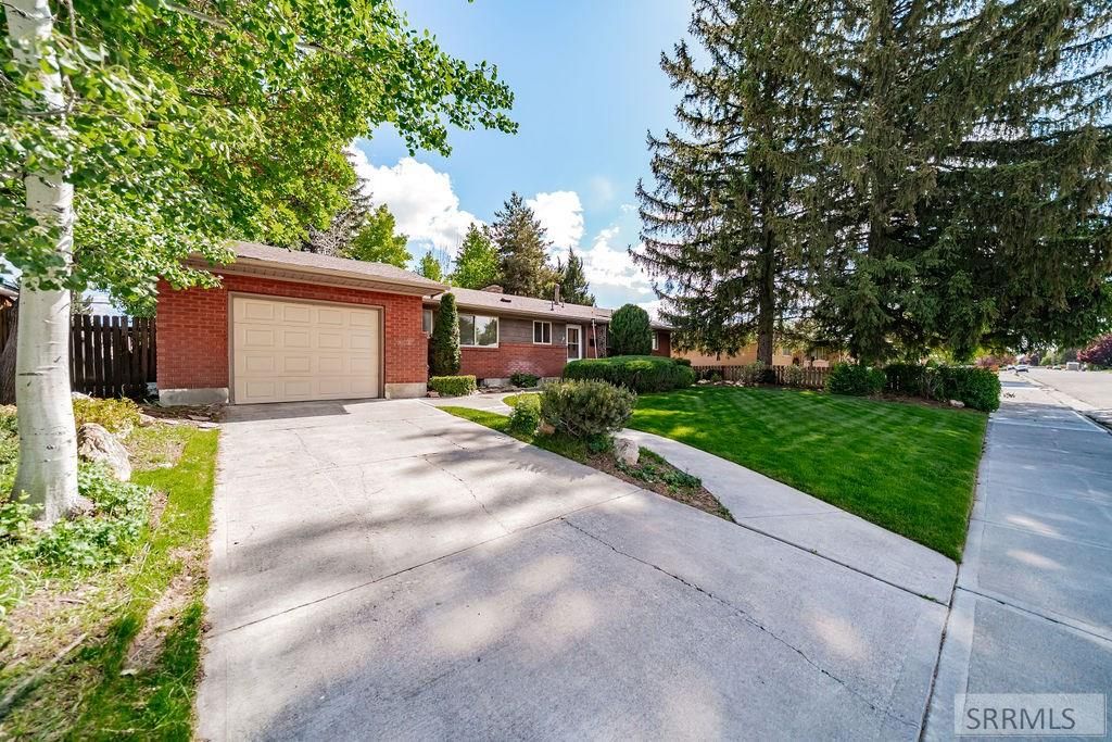 Image 3 of property listing at 706 E 16th Street, Idaho Falls, ID 83404