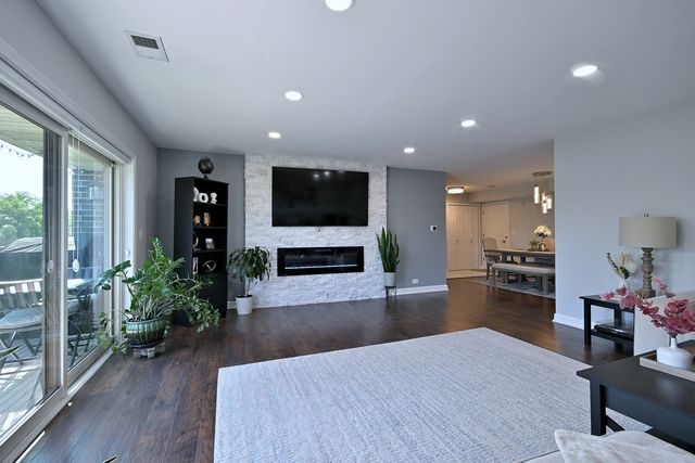 1255 W Prospect Avenue 302, Mount Prospect, IL 60056