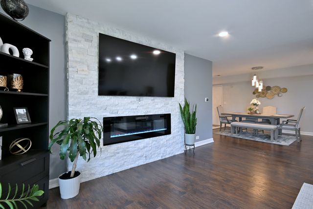 1255 W Prospect Avenue 302, Mount Prospect, IL 60056
