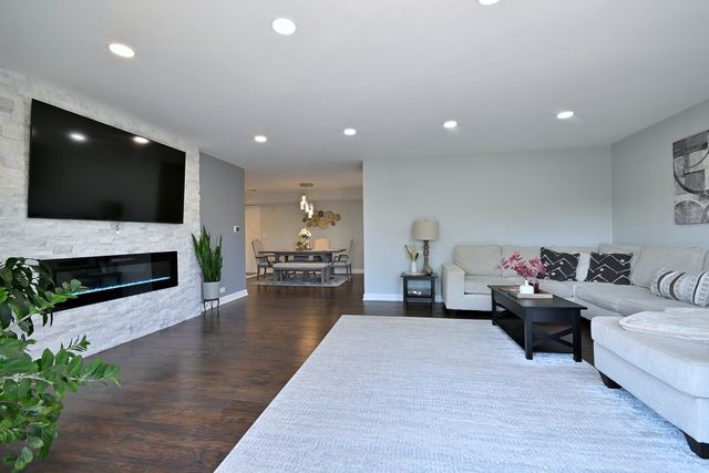 1255 W Prospect Avenue 302, Mount Prospect, IL 60056