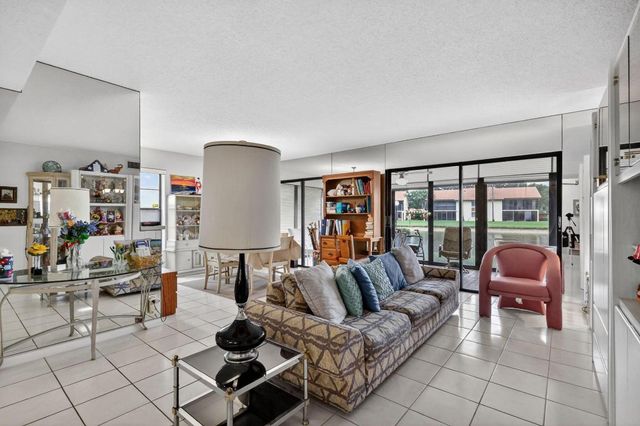 10215 N Circle Lake Drive 101, Boynton Beach, FL 33437