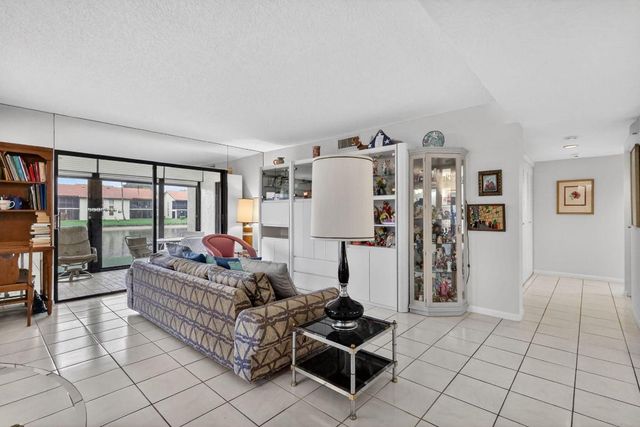 10215 N Circle Lake Drive 101, Boynton Beach, FL 33437