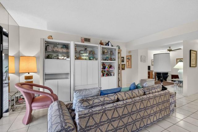 10215 N Circle Lake Drive 101, Boynton Beach, FL 33437