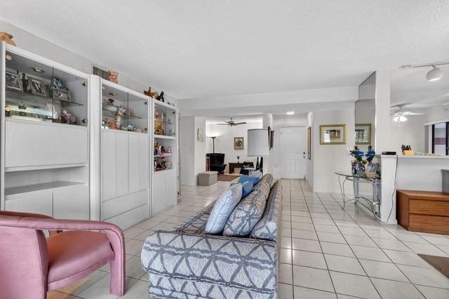 10215 N Circle Lake Drive 101, Boynton Beach, FL 33437