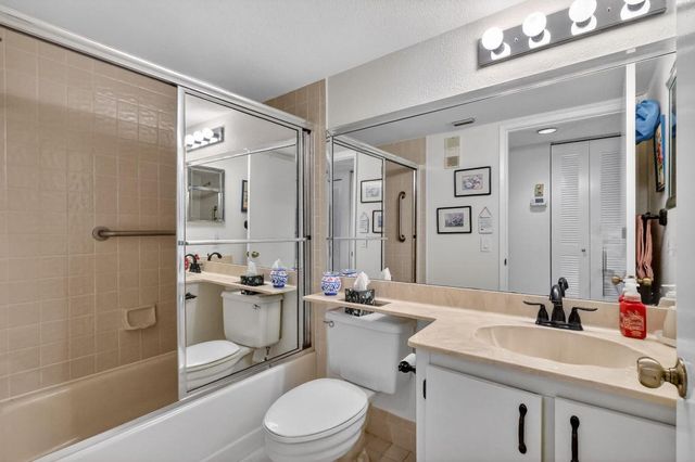 10215 N Circle Lake Drive 101, Boynton Beach, FL 33437