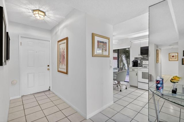10215 N Circle Lake Drive 101, Boynton Beach, FL 33437
