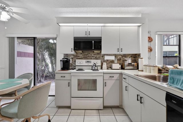 10215 N Circle Lake Drive 101, Boynton Beach, FL 33437