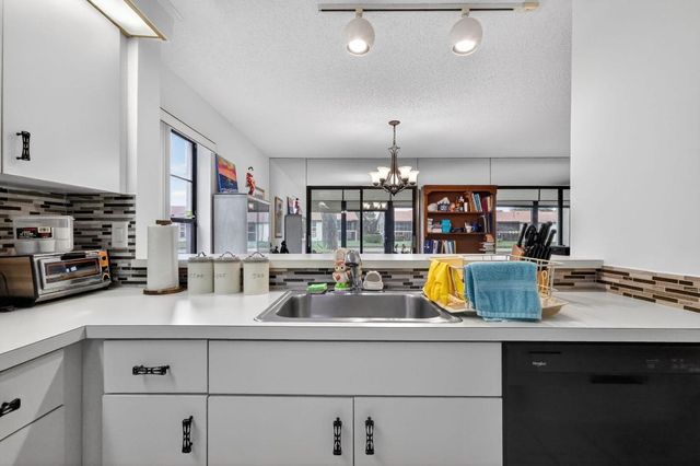 10215 N Circle Lake Drive 101, Boynton Beach, FL 33437