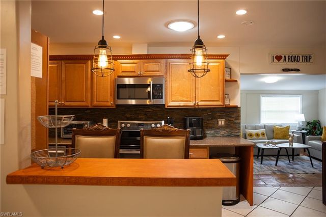 806 97th AVE N, Naples, FL 34108