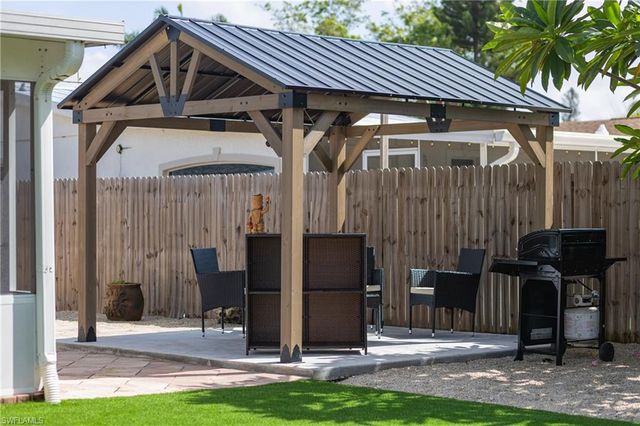 806 97th AVE N, Naples, FL 34108